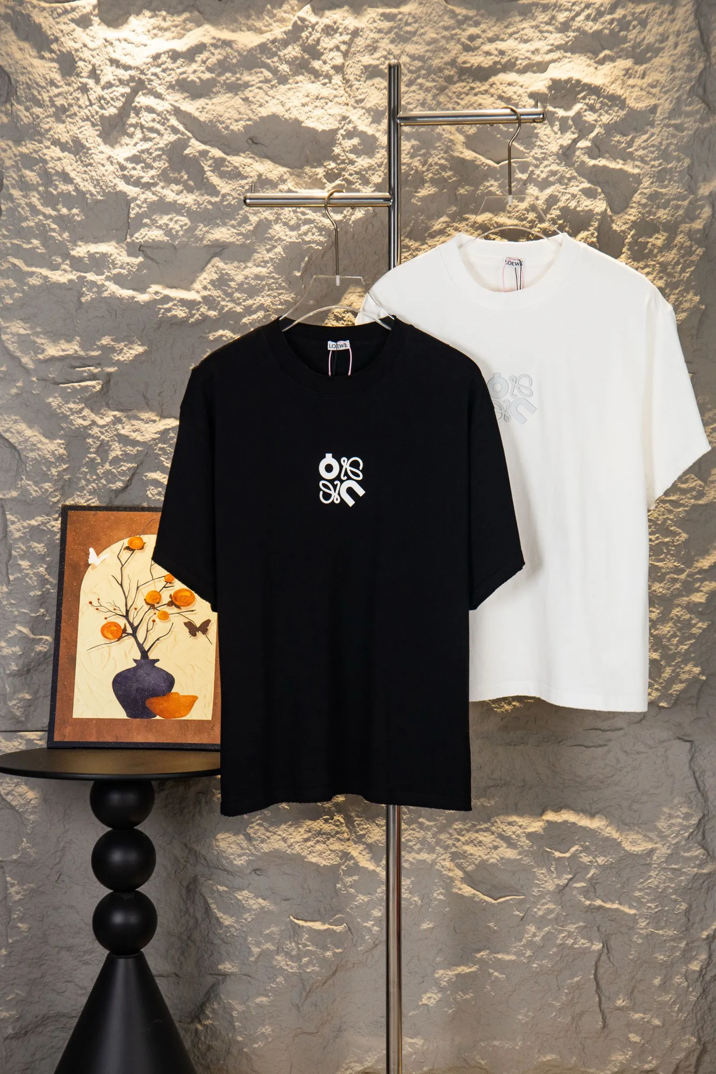 ：Y 100 LOEWE 2026New Arrival T Quality 。 ， ， ， 。 ， ， ， ， 。 ， ， ， hold ， Versatile 。Loewe On 。LOEWE 「L」 On ， Size：S-XL ：Black White